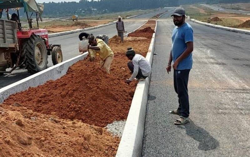 ನಾಡಪ್ರಭು ಕೆಂಪೇಗೌಡ ಬಡಾವಣೆಯಲ್ಲಿ ಡಾಂಬರೀಕರಣಗೊಂಡ ಪ್ರಮುಖ ರಸ್ತೆಯ ವಿಭಜಕಕ್ಕೆ ಮಣ್ಣು ತುಂಬಿಸುತ್ತಿರುವುದು