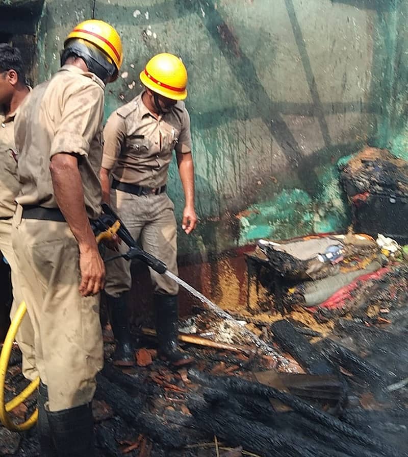 ಮನೆಯೊಂದಕ್ಕೆ ಆಕಸ್ಮಿಕವಾಗಿ ಬೆಂಕಿ ತಗುಲಿದ್ದು, ಅಗ್ನಿಶಾಮಕ ದಳದ ಸಿಬ್ಬಂದಿ ಬೆಂಕಿ ನಂದಿಸಿದ್ದಾರೆ.