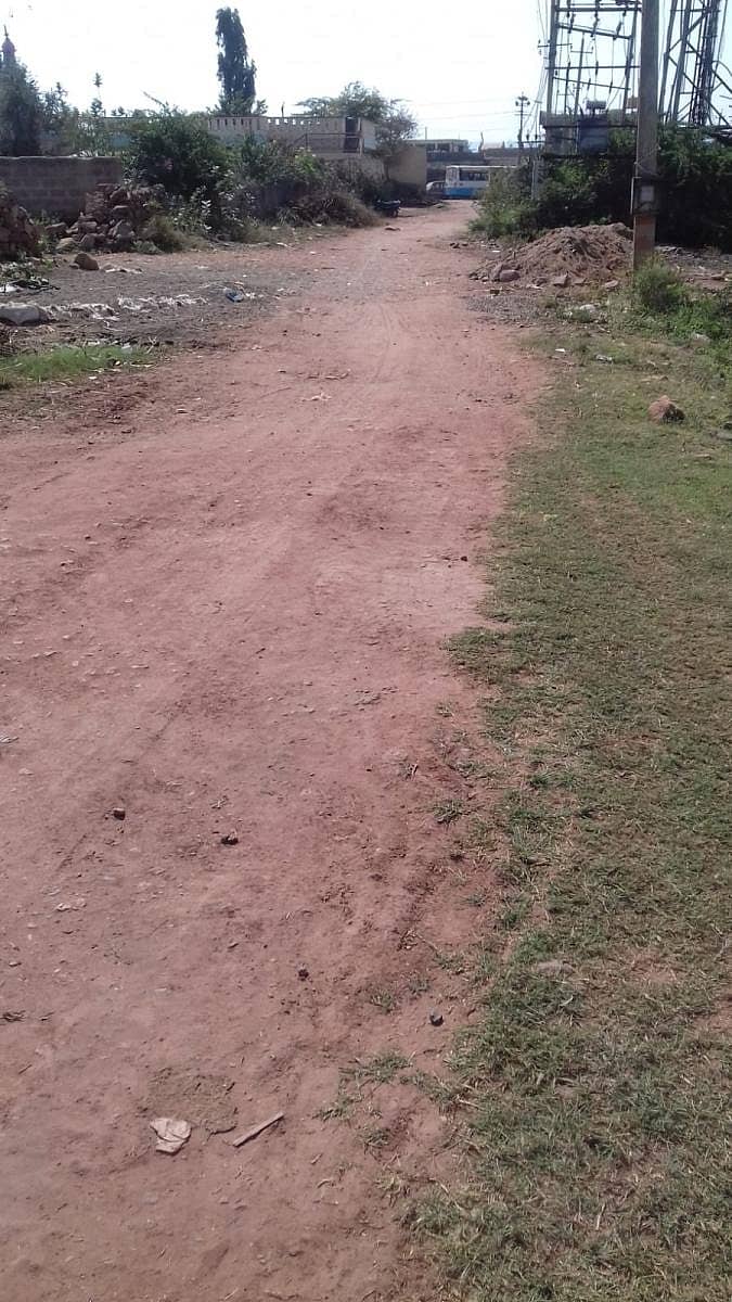 ರಾಮದುರ್ಗ ತಾಲ್ಲೂಕಿನ ಹಲಗತ್ತಿ ಗ್ರಾಮದಲ್ಲಿ ಗಂಗರೆಡ್ಡಿ ಫ್ಲಾಟ್ ರಸ್ತೆಯ ಸ್ಥಿತಿ ಹೀಗಿದೆ