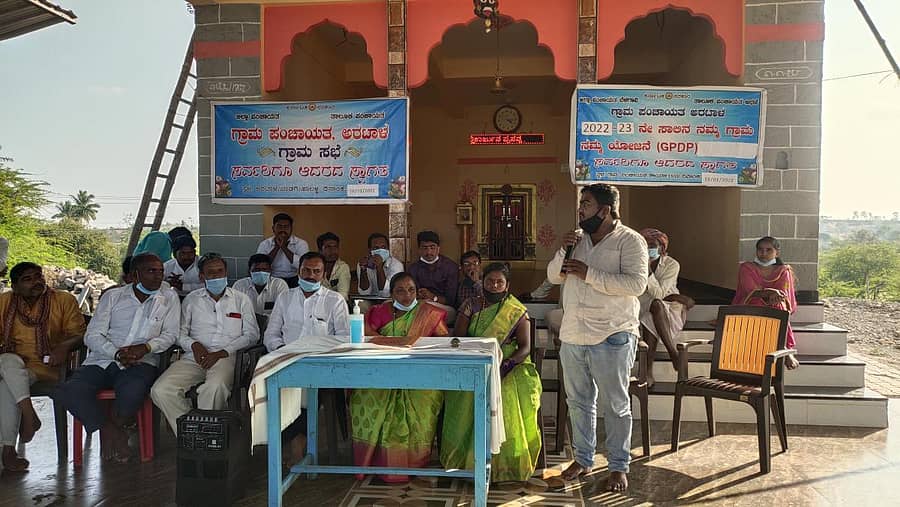 ಅರಟಾಳದಲ್ಲಿ ಮಂಗಳವಾರ ನಡೆದ ಗ್ರಾಮ ಸಭೆಯಲ್ಲಿ ಗ್ರಾಮ ಪಂಚಾಯ್ತಿ ಸದಸ್ಯ ಏಕನಾಥ ಕಾಂಬಳೆ ಮಾತನಾಡಿದರು