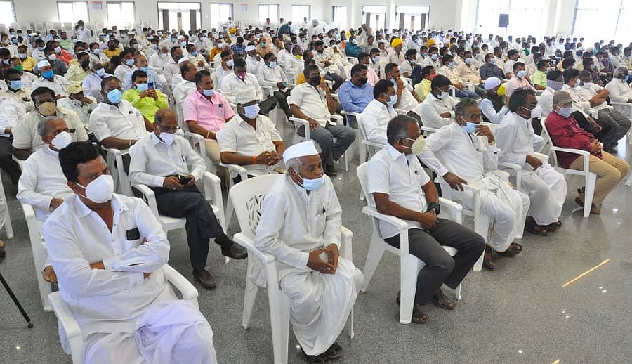 ವಿಜಯಪುರ ನಗರದ ಕಿತ್ತೂರು ರಾಣಿ ಚೆನ್ನಮ್ಮ ಸಮುದಾಯ ಭವನದಲ್ಲಿ ಬುಧವಾರ ನಡೆದ ಸಮಾಲೋಚನಾ ಸಭೆಯಲ್ಲಿ ಪಾಲ್ಗೊಂಡಿದ್ದ ಶಾಸಕ ಎಂ.ಬಿ.ಪಾಟೀಲ ಅವರ ಅಪಾರ ಬೆಂಬಲಿಗರು –ಪ್ರಜಾವಾಣಿ ಚಿತ್ರ 