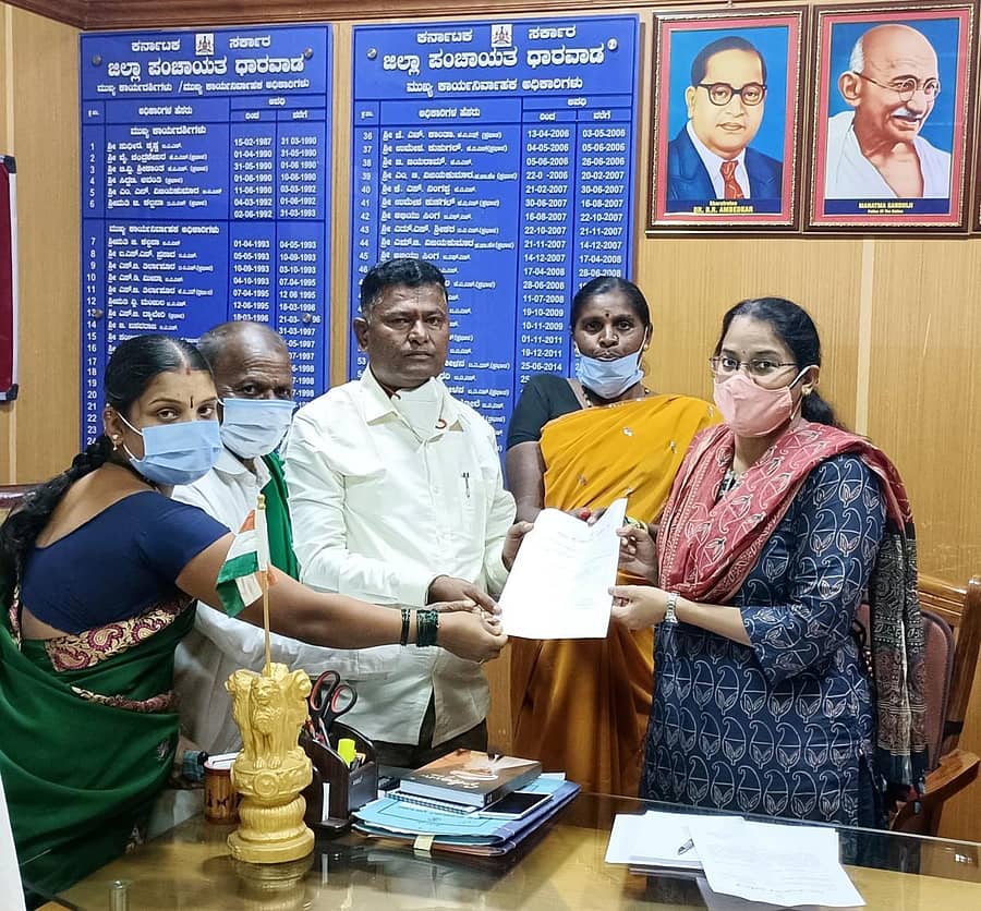 ಧಾರವಾಡ ತಾಲ್ಲೂಕಿನ ತಡಕೋಡ ಗ್ರಾಮಕ್ಕೆ ವಸತಿ ಯೋಜನೆ ಅಡಿ ಹೆಚ್ಚುವರಿ 150 ಮನೆಗಳನ್ನು ನೀಡುವಂತೆ ಆಗ್ರಹಿಸಿ ಗ್ರಾಮಸ್ಥರು ಜಿಲ್ಲಾ ಪಂಚಾಯ್ತಿ ಸಿಇಒ ಡಾ. ಬಿ.ಸುಶೀಲಾ ಅವರಿಗೆ ಮನವಿ ಸಲ್ಲಿಸಿದರು