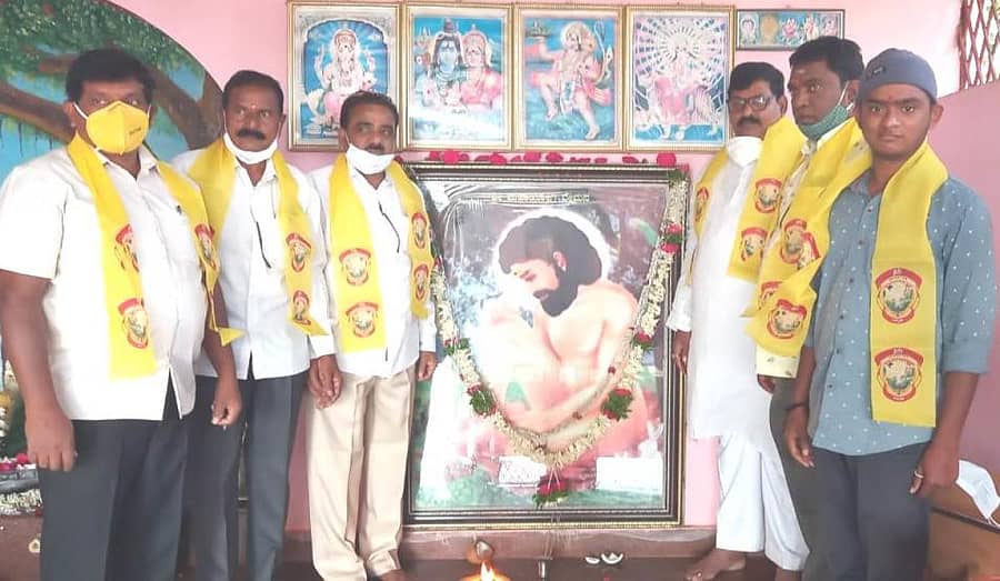 ಬೀದರ್ನ ಹೇಮರೆಡ್ಡಿ ಮಲ್ಲಮ್ಮ ಮಂದಿರದಲ್ಲಿ ನಡೆದ ಕಾರ್ಯಕ್ರಮದಲ್ಲಿ ಜಿಲ್ಲಾ ರೆಡ್ಡಿ ಸಮಾಜದ ಅಧ್ಯಕ್ಷ ಶಂಕರ ರೆಡ್ಡಿ ಚಿಟ್ಟಾ ಅವರು ಮಹಾಯೋಗಿ ವೇಮನ ಅವರ ಭಾವಚಿತ್ರಕ್ಕೆ ಪೂಜೆ ಸಲ್ಲಿಸಿದರು