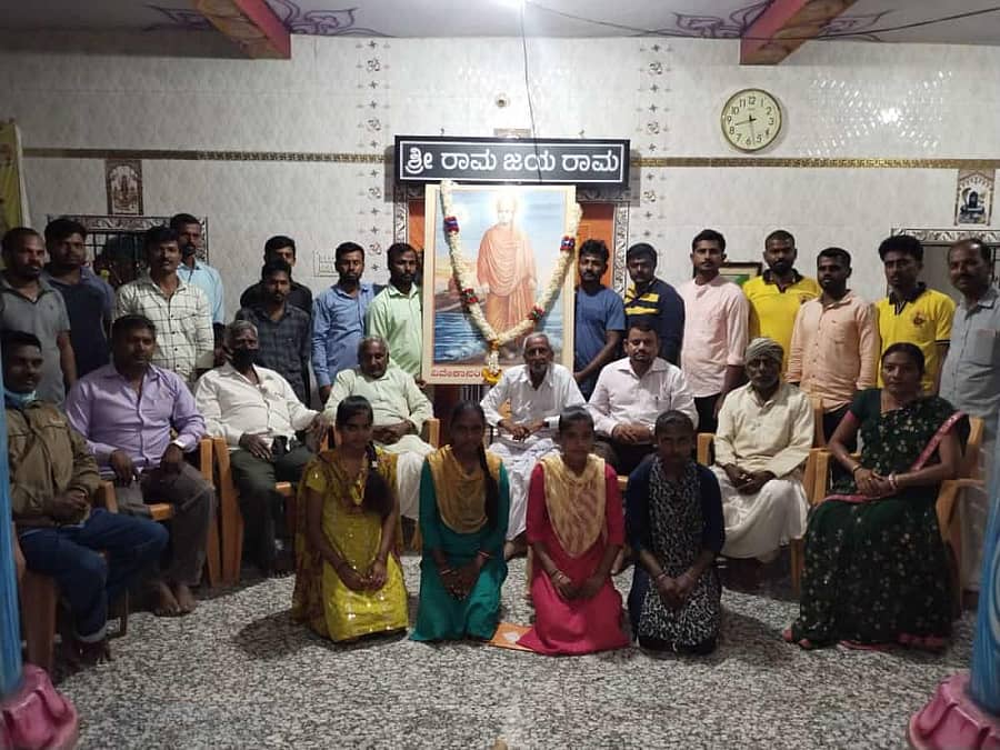 ಕುಂದಗೋಳ ತಾಲ್ಲೂಕಿನ ಚಾಕಲಬ್ಬಿ ಗ್ರಾಮದಲ್ಲಿ ಸ್ವಾಮಿ ವಿವೇಕಾನಂದ ಸಂಘದವರು ಹಮ್ಮಿಕೊಂಡಿದ್ದ ಸ್ವಾಮಿ ವಿವೇಕಾನಂದರ 159ನೇ ಜಯಂತಿ ಕಾರ್ಯಕ್ರಮದಲ್ಲಿ ವಿದ್ಯಾರ್ಥಿಗಳನ್ನು ಅಭಿನಂದಿಸಲಾಯಿತು