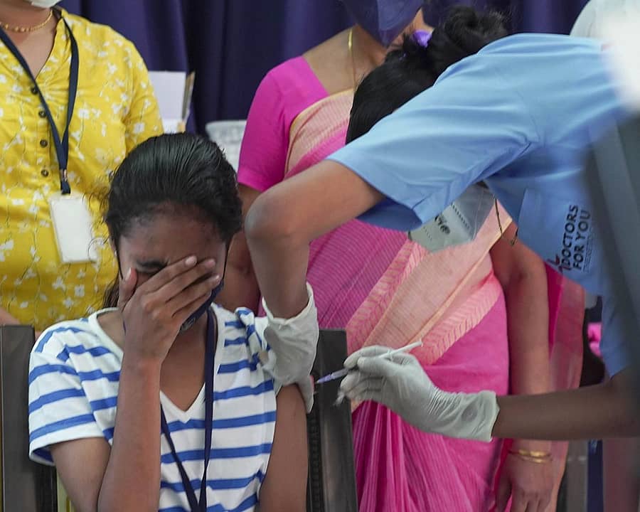 ಕೊಚ್ಚಿಯಲ್ಲಿ ವಿದ್ಯಾರ್ಥಿನಿಗೆ ಕೋವಿಡ್–19 ಲಸಿಕೆ ಹಾಕುತ್ತಿರುವುದು–ಸಂಗ್ರಹ ಚಿತ್ರ