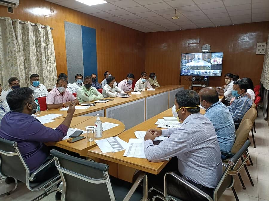ವಿಜಯಪುರ ಜಿಲ್ಲಾಧಿಕಾರಿಗಳ ಕಚೇರಿಯಲ್ಲಿ ಗುರುವಾರ ಅಧಿಕಾರಿಗಳೊಂದಿಗೆ ನಡೆದ ವಿಡಿಯೊ ಸಂವಾದ ಸಭೆಯಲ್ಲಿ ಜಿಲ್ಲಾಧಿಕಾರಿ ಪಿ.ಸುನೀಲ್ಕುಮಾರ್ ಮಾತನಾಡಿದರು