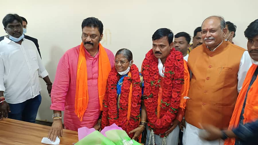 ಸಚಿವ ಆನಂದ್ ಸಿಂಗ್ ಜೊತೆ ನಗರಸಭೆ ಅಧ್ಯಕ್ಷೆ ಸುಂಕಮ್ಮ, ಉಪಾಧ್ಯಕ್ಷ ಆನಂದ್