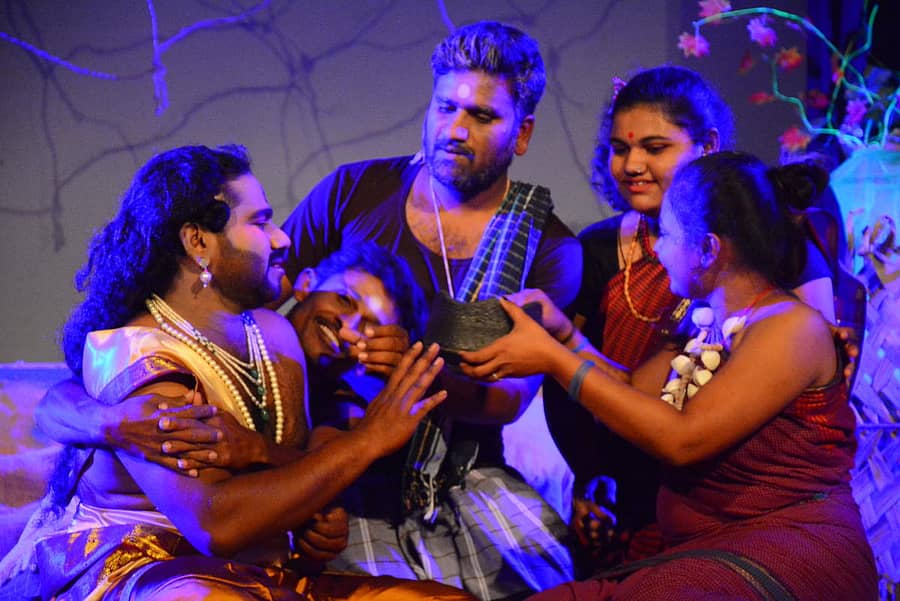 ತುಮಕೂರಿನಲ್ಲಿ ಗ್ರಾಮೀಣ ಕ್ರಿಯಾತ್ಮಕ ರಂಗ ತಂಡ ಹಮ್ಮಿಕೊಂಡಿದ್ದ ನಾಟಕೋತ್ಸವದಲ್ಲಿ ‘ಕರ್ಣಕುಲಂ’ ನಾಟಕ ಪ್ರದರ್ಶನ ನಡೆಯಿತು