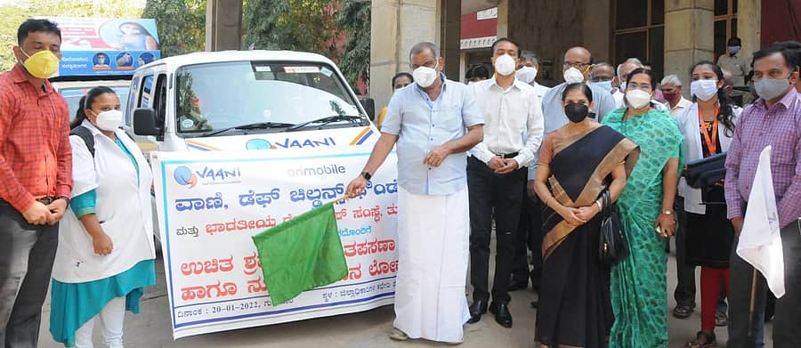 ತುಮಕೂರಿನಲ್ಲಿ ಗುರುವಾರ ಕೋವಿಡ್ ತಡೆಗೆ ಜಾಗೃತಿ ಮೂಡಿಸುವ ರಥ ಯಾತ್ರೆಗೆ ಜಿಲ್ಲಾ ಉಸ್ತುವಾರಿ ಸಚಿವ ಜೆ.ಸಿ.ಮಾಧುಸ್ವಾಮಿ ಚಾಲನೆ ನೀಡಿದರು. ಜಿಲ್ಲಾಧಿಕಾರಿ ವೈ.ಎಸ್.ಪಾಟೀಲ, ಡಿಎಚ್‌ಓ ಡಾ.ನಾಗೇಂದ್ರಪ್ಪ, ಕ್ಷೇತ್ರ ಜನಸಂಪರ್ಕ ಕಾರ್ಯಾಲಯದ ಉಪನಿರ್ದೇಶಕ ಜಿ.ಡಿ.ಹಳ್ಳಿಕೇರಿ, ಸಿಇಓ ಕೆ.ವಿದ್ಯಾಕುಮಾರಿ ಮೊದಲಾದವರು ಇದ್ದರು