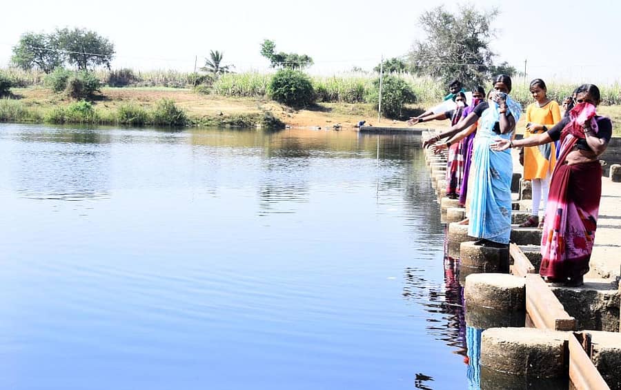 ಕಾರ್ಖಾನೆಯ ರಾಸಾಯನಿಕ ಮಿಶ್ರಿತ ತ್ಯಾಜ್ಯ ನೀರಿನಿಂದ ವರದಾ ನದಿಯು ಕಲುಷಿತಗೊಂಡಿರುವುದನ್ನು ತೋರಿಸುತ್ತಿರುವ ಸಂಗೂರು ಗ್ರಾಮಸ್ಥರು –ಪ್ರಜಾವಾಣಿ ಚಿತ್ರ: ಮಾಲತೇಶ ಇಚ್ಚಂಗಿ