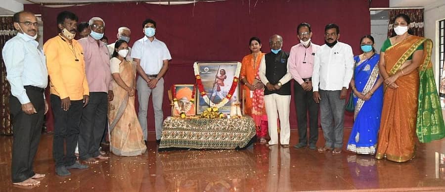 ಬೆಳಗಾವಿಯ ಬಸವರಾಜ ಕಟ್ಟೀಮನಿ ಸಭಾಂಗಣದಲ್ಲಿ ಜಿಲ್ಲಾಡಳಿತ, ಕನ್ನಡ ಮತ್ತು ಸಂಸ್ಕೃತಿ ಇಲಾಖೆ ವತಿಯಿಂದ ‘ದಾಸೋಹ ದಿನ’ ಹಾಗೂ ಅಂಬಿಗರ ಚೌಡಯ್ಯ ಜಯಂತಿಯನ್ನು ಸರಳವಾಗಿ ಶುಕ್ರವಾರ ಆಚರಿಸಲಾಯಿತು