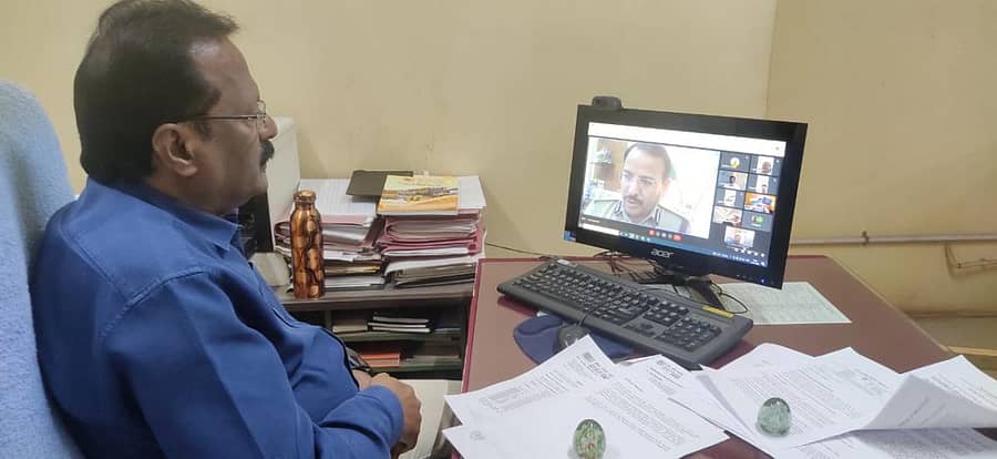 ಹುಬ್ಬಳ್ಳಿ–ಧಾರವಾಡ ಪೊಲೀಸ್ ಕಮಿಷನರ್ ಲಾಭೂ ರಾಮ್ ಶುಕ್ರವಾರ ನಡೆಸಿದ ಜಿಲ್ಲಾ ಮಟ್ಟದ ಭದ್ರತಾ ಸಮಿತಿಯ ವರ್ಚುವಲ್ ಸಭೆಯಲ್ಲಿ ಬ್ಯಾಂಕ್ ಅಧಿಕಾರಿಯೊಬ್ಬರು ಪಾಲ್ಗೊಂಡರು