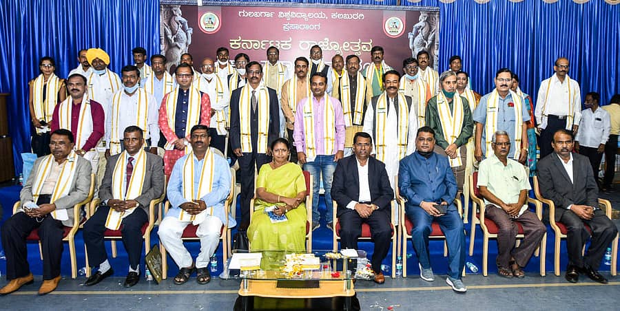 ಗುಲಬರ್ಗಾ ವಿಶ್ವವಿದ್ಯಾಲಯದ ಪ್ರಸಾರಾಂಗದಿಂದ ಕೊಡಮಾಡುವ ‘ಕರ್ನಾಟಕ ರಾಜ್ಯೋತ್ಸವ ಪ್ರಶಸ್ತಿ’ ಪ್ರದಾನ ಸಮಾರಂಭ ಶುಕ್ರವಾರ ನಡೆಯಿತು. ಪ್ರಶಸ್ತಿ ಪುರಸ್ಕೃತರೊಂದಿಗೆ ಪ್ರೊ.ಎಚ್.ಟಿ.ಪೋತೆ, ಎನ್.ಬಿ.ನಡವಿನಮನಿ, ಸಂಗಮೇಶ ಪೂಜಾರಿ, ಪ್ರೊ.ಬಿ.ಕೆ.ತುಳಸಿಮಾಲಾ, ಪ್ರೊ.ದಯಾನಂದ ಅಗಸರ, ಶರಣಬಸಪ್ಪ ಕೋಟೆಪ್ಪಗೋಳ, ಪ್ರೊ.ಶಿವಾಜಿ ವಾಘಮೋರೆ, ಪ್ರೊ.ಸೋನಾರ ನಂದಪ್ಪ ಇದ್ದರು