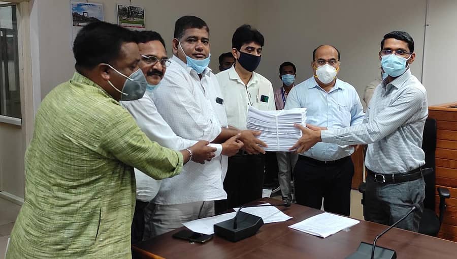 ಜಿಲ್ಲಾಧಿಕಾರಿ ಕಚೇರಿಯ ಸಭಾಂಗಣದಲ್ಲಿ ಅಂತಿಮ ಮತದಾರರ ಪಟ್ಟಿಯ ಪ್ರತಿಗಳನ್ನು ಜಿಲ್ಲಾಧಿಕಾರಿ ಕೂರ್ಮಾರಾವ್ ರಾಜಕೀಯ ಪಕ್ಷಗಳ ಪ್ರತಿನಿಧಿಗಳಿಗೆ ಹಸ್ತಾಂತರಿಸಿದರು.