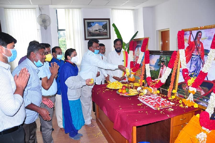 ಶಿವಯೋಗಿ ಸಿದ್ದರಾಮೇಶ್ವರ, ಮಹಾಯೋಗಿ ವೇಮನ, ಅಂಬಿಗರ ಚೌಡಯ್ಯ ಜಯಂತಿ ಹಾಗೂ ತ್ರಿವಿಧ ದಾಸೋಹಿ ಡಾ.ಶಿವಕುಮಾರ ಸ್ವಾಮೀಜಿ ಪುಣ್ಯಸ್ಮರಣೆಯಲ್ಲಿ ಎಂ.ರಾಮಚಂದ್ರ, ಎಸ್.ಕಾತ್ಯಾಯಿನಿದೇವಿ ಮಹನೀಯರ ಭಾವಚಿತ್ರಗಳಿಗೆ ಪುಷ್ಪಾರ್ಚನೆ ಮಾಡಿದರು