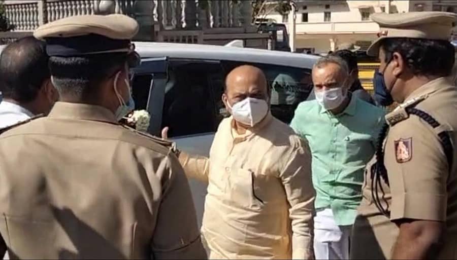 ತುಮಕೂರಿನ ಸಿದ್ಧಗಂಗಾ ಮಠಕ್ಕೆ ಶುಕ್ರವಾರ ಭೇಟಿ ನೀಡಿದ ಮುಖ್ಯಮಂತ್ರಿ ಬಸವರಾಜ ಬೊಮ್ಮಾಯಿ ಅವರು ಕೇಂದ್ರ ವಲಯ ಐಜಿಪಿ ಚಂದ್ರಶೇಖರ್ ಮತ್ತು ಡಿವೈಎಸ್ಪಿ ಶ್ರೀನಿವಾಸ್ ಅವರನ್ನು ತರಾಟೆಗೆ ತೆಗೆದುಕೊಂಡರು