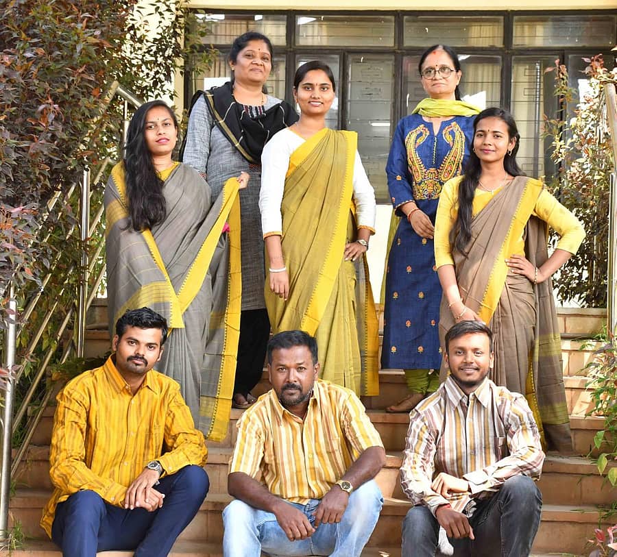 ಧಾರವಾಡದ ಕೃಷಿ ವಿಶ್ವವಿದ್ಯಾಲಯದ ಸಮುದಾಯ ವಿಜ್ಞಾನ ಕಾಲೇಜಿನ ಜವಳಿ ವಿಭಾಗದದಲ್ಲಿ ನೈಸರ್ಗಿ ಬಣ್ಣ ಬಳಸಿದ ವಸ್ತ್ರಗಳನ್ನು ತೊಟ್ಟ ವಿದ್ಯಾರ್ಥಿಗಳು ಹಾಗೂ ಸಿಬ್ಬಂದಿಯೊಂದಿಗೆ ಪ್ರಾಧ್ಯಾಪಕಿಯರಾದ ಡಾ. ಸಾಧನಾ ಕುಳ್ಳೊಳ್ಳಿ ಮತ್ತು ಡಾ. ಜ್ಯೋತಿ ವಿ. ವಸ್ತ್ರದ (ಪ್ರಜಾವಾಣಿ ಚಿತ್ರ: ಬಿ.ಎಂ. ಕೇದಾರನಾಥ)