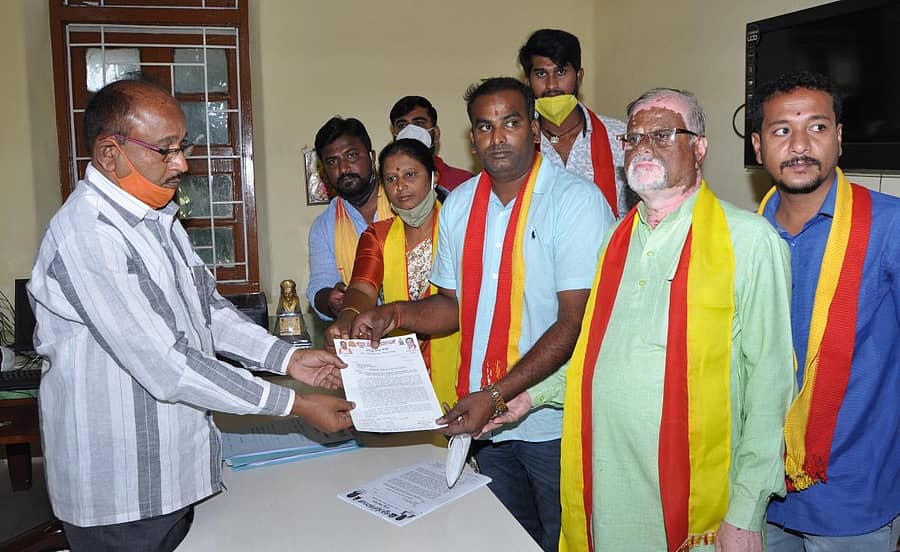 ಹಾಲಿಗೆ ರಾಸಾಯನಿಕ ಮಿಶ್ರಣ ಮಾಡಿರುವ ಪ್ರಕರಣದ ತನಿಖೆಯನ್ನು ಸಿಬಿಐಗೆ ವಹಿಸುವಂತೆ ಆಗ್ರಹಿಸಿ ಕನ್ನಡ ಸೇನೆ ಕಾರ್ಯಕರ್ತರು ಜಿಲ್ಲಾಧಿಕಾರಿ ಕಚೇರಿಯ ತಹಶೀಲ್ದಾರ್‌ ಸ್ವಾಮೀಗೌಡ ಅವರಿಗೆ ಮನವಿ ಸಲ್ಲಿಸಿದರು. ಮಂಜುನಾಥ್‌, ಮಹಾಂತಪ್ಪ, ಶ್ರೀಧರ್‌, ಸೌಭಾಗ್ಯ ಇದ್ದರು