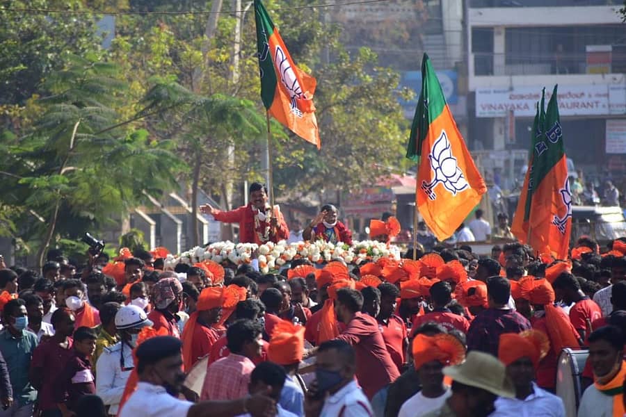 ಕೋವಿಡ್ ನಿಯಮ ಉಲ್ಲಂಘಿಸಿ ಹೊಸಪೇಟೆಯಲ್ಲಿ ಶುಕ್ರವಾರ ನಗರಸಭೆ ನೂತನ ಅಧ್ಯಕ್ಷೆ ಸುಂಕಮ್ಮ, ಉಪಾಧ್ಯಕ್ಷ ಎಲ್. ಎಸ್. ಆನಂದ್ ಅವರನ್ನು ತೆರೆದ ವಾಹನದಲ್ಲಿ ಮೆರವಣಿಗೆ ಮಾಡಲಾಯಿತು. ನೂರಾರು ಕಾರ್ಯಕರ್ತರು ಪಾಲ್ಗೊಂಡಿದ್ದರು