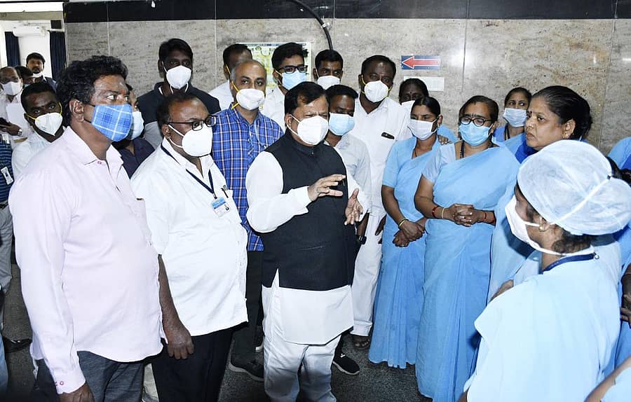 ಶಿವಮೊಗ್ಗ ಜಿಲ್ಲಾ ಮೆಗ್ಗಾನ್ ಆಸ್ಪತ್ರೆಗೆ ಶುಕ್ರವಾರ ಭೇಟಿ ನೀಡಿದ ರಾಜ್ಯ ಕರ್ಮಚಾರಿಗಳ ಆಯೋಗದ ಅಧ್ಯಕ್ಷ ಎಂ.ಶಿವಣ್ಣ ಅಧಿಕಾರಿಗಳೊಂದಿಗೆ ಸಮಾಲೋಚನೆ ನಡೆಸಿದರು.