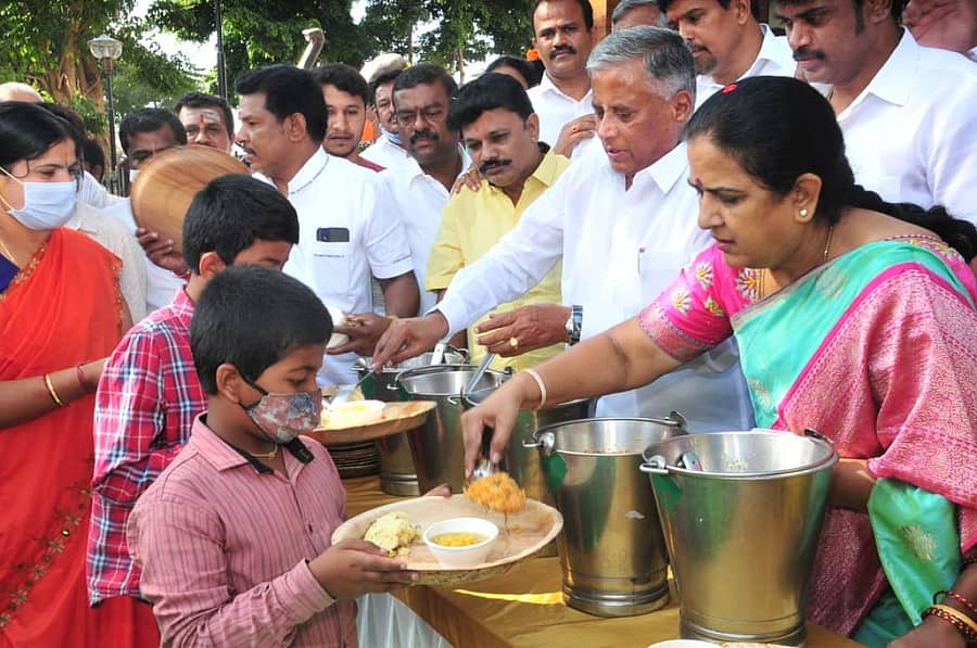 ಸಚಿವ ವಿ.ಸೋಮಣ್ಣ ಹಾಗೂ ವಿ.ಸೋಮಣ್ಣ ಪ್ರತಿಷ್ಠಾನದ ಅಧ್ಯಕ್ಷೆ ಶೈಲಜಾ ಅವರು ಶಿವಕುಮಾರ ಸ್ವಾಮೀಜಿಯವರ ಪುಣ್ಯಸ್ಮರಣೆ ಪ್ರಯುಕ್ತ ಮಕ್ಕಳಿಗೆ ಅನ್ನಸಂತರ್ಪಣೆ ಮಾಡಿದರು. ಗೋವಿಂದರಾಜನಗರ ಬಿಜೆಪಿ ಮಂಡಲ ಅಧ್ಯಕ್ಷ ವಿಶ್ವನಾಥಗೌಡ, ಮುಖಂಡರಾದ ದಾಸೇಗೌಡ, ಕೆ.ಉಮೇಶ್ ಶೆಟ್ಟಿ, ಮೋಹನ್ ಕುಮಾರ್, ಪಾಲನೇತ್ರ, ಕೊಳಚೆ ನಿರ್ಮೂಲನ ಮಂಡಳಿ ನಿರ್ದೇಶಕ ಕ್ರಾಂತಿರಾಜು, ರಾಜಪ್ಪ ಇದ್ದರು.