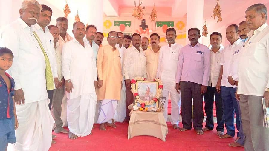 ಶಹಾಪುರ ನಗರದ ಹಳಿಸಗರದ ಚೌಡಯ್ಯನವರ ಮಠದಲ್ಲಿ ನಿಜಶರಣ ಅಂಬಿಗರ ಚೌಡಯ್ಯ ಜಯಂತಿ ಆಚರಿಸಲಾಯಿತು