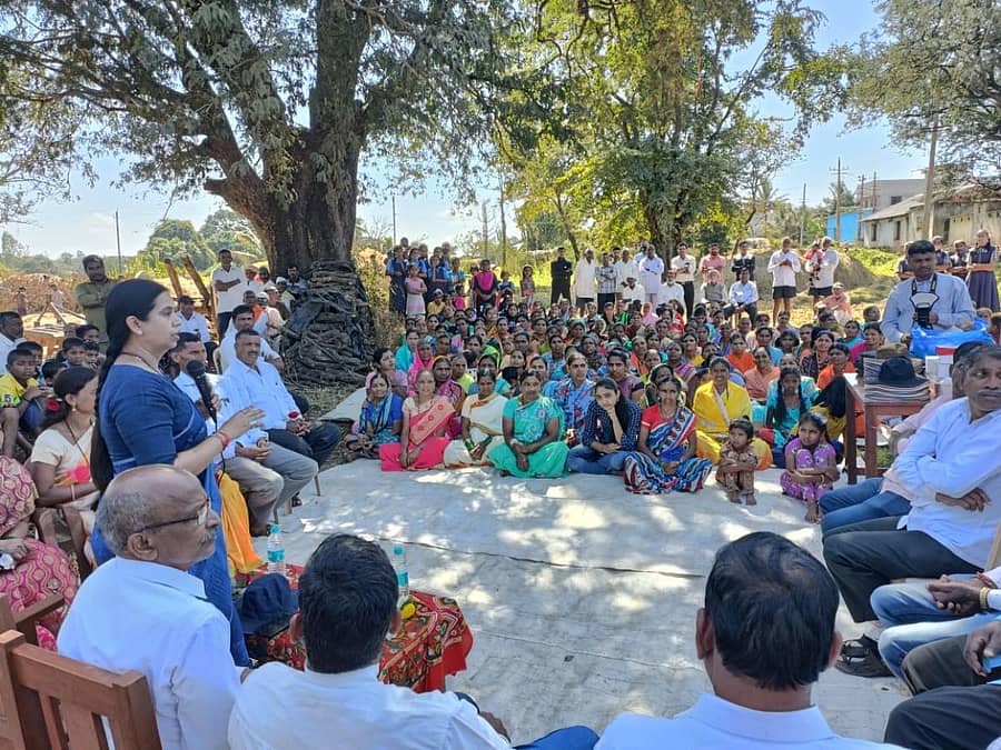 ಬೆಳಗಾವಿ ತಾಲ್ಲೂಕಿನ ರಣಕುಂಡೆ ಗ್ರಾಮದಲ್ಲಿ ರಸ್ತೆ ಸುಧಾರಣೆ ಕಾಮಗಾರಿಗೆ ಚಾಲನೆ ನೀಡಿ ಶಾಸಕಿ ಲಕ್ಷ್ಮಿ ಹೆಬ್ಬಾಳಕರ ಮಾತನಾಡಿದರು