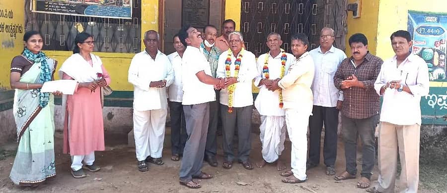 ಅಳ್ನಾವರ ಪ್ರಾಥಮಿಕ ಕೃಷಿ ಪತ್ತಿನ ಸಹಕಾರಿ ಸಂಘದ ಅಧ್ಯಕ್ಷರಾಗಿ ಆಯ್ಕೆಯಾದ ಬಸವೇಶ ಹಟ್ಟಿಹೋಳಿ ಅವರನ್ನು ಪಟ್ಟಣ ಪಂಚಾಯ್ತಿ ಸದಸ್ಯ ಮಧು ಬಡಸ್ಕರ್ ಹೂ ಹಾರ ಹಾಕಿ ಸನ್ಮಾನಿಸಿದರು