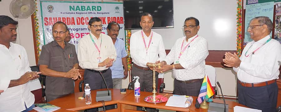 ಬೀದರ್ನ ಡಾ.ಗುರುಪಾದಪ್ಪ ನಾಗಮಾರಪಳ್ಳಿ ಸಹಾರ್ದ ತರಬೇತಿ ಸಂಸ್ಥೆಯಲ್ಲಿ ನಬಾರ್ಡ್ ವತಿಯಿಂದ ಕಲಬುರಗಿ ಜಿಲ್ಲೆಯ ಪ್ರಾಥಮಿಕ ಕೃಷಿ ಪತ್ತಿನ ಸಹಕಾರಿ ಸಂಘಗಳ ಅಧ್ಯಕ್ಷರಿಗೆ ಆಯೋಜಿಸಿದ್ದ ರೈತರ ಆದಾಯ ವೃದ್ಧಿ ಕುರಿತ ತರಬೇತಿ ಕಾರ್ಯಕ್ರಮವನ್ನು ಡಿಸಿಸಿ ಬ್ಯಾಂಕಿನ ಪ್ರಧಾನ ವ್ಯವಸ್ಥಾಪಕ (ಆಡಳಿತ ವಿಭಾಗ) ಚನ್ನಬಸಯ್ಯ ಸ್ವಾಮಿ ಹಾಗೂ ಪ್ರಧಾನ ವ್ಯವಸ್ಥಾಪಕ (ಬ್ಯಾಂಕಿಂಗ್, ಹಣಕಾಸು ವಿಭಾಗ ) ವಿಠ್ಠಲ್ ರೆಡ್ಡಿ ಜಂಟಿಯಾಗಿ ಉದ್ಘಾಟಿಸಿದರು. ಸುಬ್ರಹ್ಮಣ್ಯ ಪ್ರಭು, ಎಸ್.ಜಿ. ಪಾಟೀಲ ಇದ್ದಾರೆ
