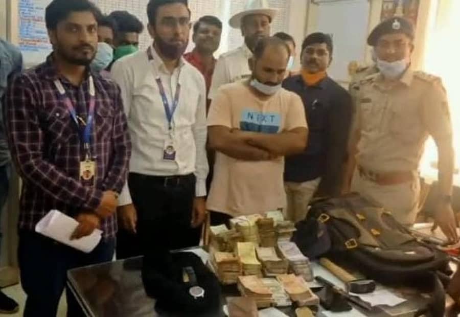 ಹುಬ್ಬಳ್ಳಿಯ ಕೊಪ್ಪಿಕರ ರಸ್ತೆಯಲ್ಲಿರುವ ಎಸ್‌ಬಿಐ ಬ್ಯಾಂಕ್‌ನಲ್ಲಿ ದರೋಡೆ ಮಾಡಿದ್ದ ಆರೋಪಿಯನ್ನು ಬಂಧಿಸಿ, ಹಣ ಜಪ್ತಿ ಮಾಡಿದ್ದ ಪೊಲೀಸರು