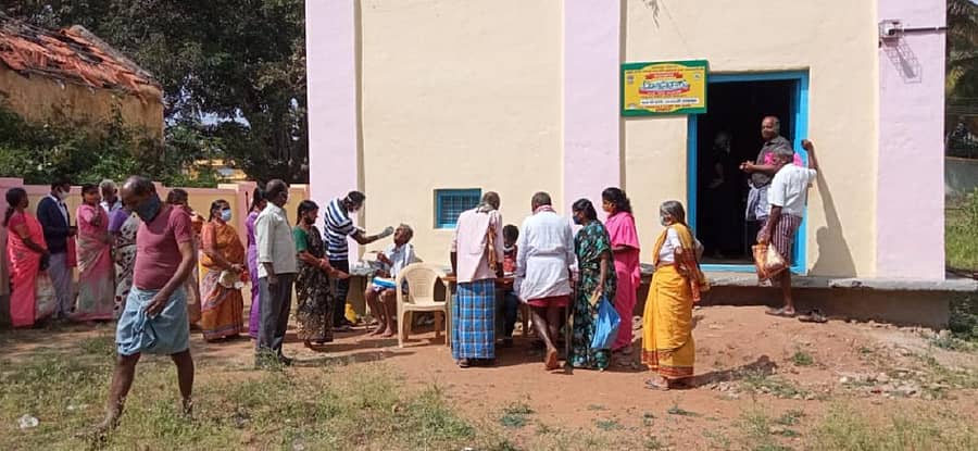 ನ್ಯಾಯಬೆಲೆ ಅಂಗಡಿಯೊಂದರಲ್ಲಿ ಪಡಿತರ ಪಡೆಯಲು ಬಂದ ಗ್ರಾಹಕರನ್ನು ಕೋವಿಡ್‌ ಪರೀಕ್ಷೆಗೆ ಒಳಪಡಿಸಲಾಯಿತು