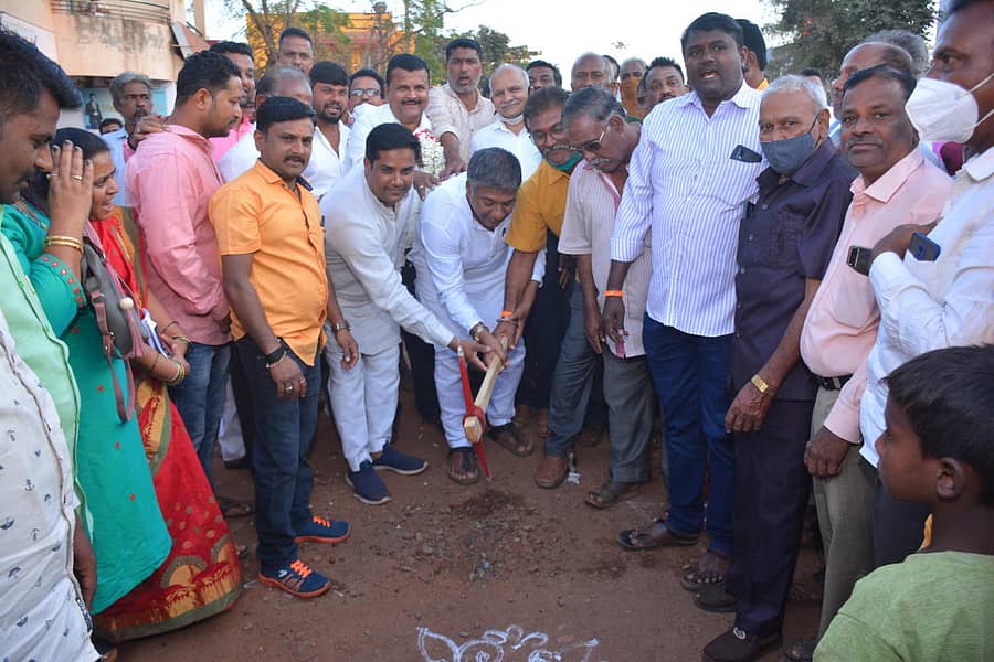ಹುಬ್ಬಳ್ಳಿಯ ಆನಂದನಗರ ಮುಖ್ಯರಸ್ತೆ, ಮಯೂರ ನಗರ ಹಾಗೂ ಅರುಣನಗರ ಕಾಲೊನಿಯಲ್ಲಿ ಕೈಗೊಂಡಿರುವ ಕಾಂಕ್ರೀಟ್ ರಸ್ತೆ ನಿರ್ಮಾಣ ಕಾಮಗಾರಿಗೆ ಶಾಸಕ ಅರವಿಂದ ಬೆಲ್ಲದ ಹಾಗೂ ಪಾಲಿಕೆ ಸದಸ್ಯ ಇಮ್ರಾನ್ ಎಲಿಗಾರ ಚಾಲನೆ ನೀಡಿದರು