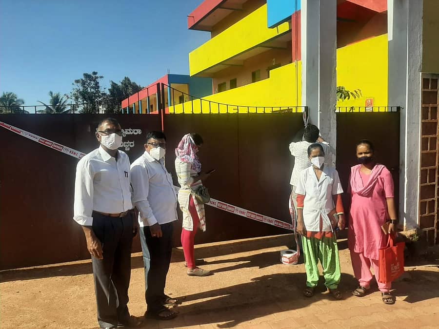ಹುಬ್ಬಳ್ಳಿ ಆನಂದನಗರ ಸರ್ಕಾರಿ ಪ್ರೌಢಶಾಲೆಯನ್ನು ಸ್ಥಳೀಯ ಪಾಲಿಕೆ ಅಧಿಕಾರಿಗಳು ಹಾಗೂ ಆರೋಗ್ಯ ಸಿಬ್ಬಂದಿ ಸೀಲ್‌ಡೌನ್ ಮಾಡಿದರು