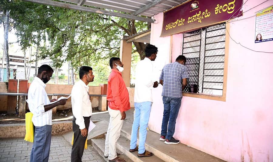 ಹಾವೇರಿ ನಗರದ ಅಟಲ್ಜೀ ಜನಸ್ನೇಹಿ ಕೇಂದ್ರದಲ್ಲಿ ಅರ್ಜಿ ಕೊಡಲು ಸರದಿಯಲ್ಲಿ ನಿಂತಿರುವ ಸಾರ್ವಜನಿಕರು –ಪ್ರಜಾವಾಣಿ ಚಿತ್ರ: ಮಾಲತೇಶ ಇಚ್ಚಂಗಿ