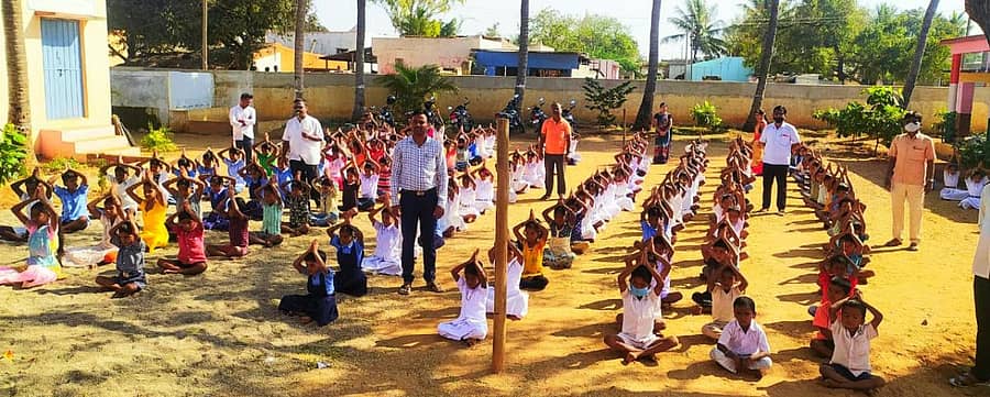 ಅಳವಂಡಿ ಸಮೀಪದ ನಿಲೋಗಿಪುರ ಸರ್ಕಾರಿ ಹಿರಿಯ ಪ್ರಾಥಮಿಕ ಶಾಲೆಯಲ್ಲಿ ಮಕ್ಕಳಿಗೆ ಯೋಗ ಕಲಿಸಲಾಯಿತು