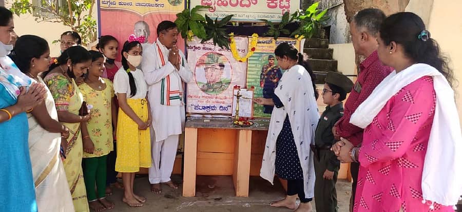 ಜೈಹಿಂದ್‌ ಪ್ರತಿಷ್ಠಾನ ಹಮ್ಮಿಕೊಂಡಿದ್ದ ನೇತಾಜಿ ಸುಭಾಷ್ ಚಂದ್ರ ಬೋಸ್ ಅವರ 125ನೇ ಜನ್ಮದಿನ ಹಾಗೂ ಪರಾಕ್ರಮ ದಿನವನ್ನು ಡಿವೈಎಸ್‌ಪಿ ಪ್ರಿಯದರ್ಶಿನಿ ಸಾಣೆಕೊಪ್ಪ ದೀಪ ಬೆಳಗುವುದರ ಮೂಲಕ ಉದ್ಘಾಟಿಸಿದರು. ಪ್ರತಿಷ್ಠಾನದ ಅಧ್ಯಕ್ಷ ಸುರೇಶ್‌ ಋಗ್ವೇದಿ ಇದ್ದಾರೆ