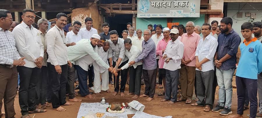 ಬೆಳಗಾವಿ ತಾಲ್ಲೂಕಿನ ಸಾಂಬ್ರಾದಲ್ಲಿ ರಸ್ತೆ ಅಭಿವೃದ್ಧಿ ಕಾಮಗಾರಿಗೆ ವಿಧಾನಪರಿಷತ್ ಸದಸ್ಯ ಚನ್ನರಾಜ ಹಟ್ಟಿಹೊಳಿ ಸ್ಥಳೀಯರೊಂದಿಗೆ ಭಾನುವಾರ ಚಾಲನೆ ನೀಡಿದರು