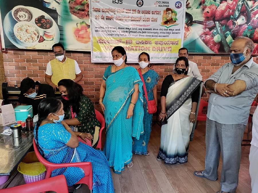 ನೇತಾಜಿ ಸುಭಾಷ್ ಚಂದ್ರ ಬೋಸ್ ಅವರ ಜನ್ಮದಿನದ ಅಂಗವಾಗಿ ಚಾಮರಾಜನಗರದ 22ನೇ ವಾರ್ಡ್ನಲ್ಲಿ ಕೋವಿಡ್ ಲಸಿಕೆ ಅಭಿಯಾನ ನಡೆಸಲಾಯಿತು. ವಾರ್ಡ್ ಸದಸ್ಯೆ ಮಮತಾ, ನಗರಸಭೆಯ ಮತ್ತೊಬ್ಬ ಸದಸ್ಯೆ ಗಾಯತ್ರಿ, ಸಾಧನಾ ಸಂಸ್ಥೆಯ ಸುರೇಶ್ ಇತರರು ಇದ್ದರು