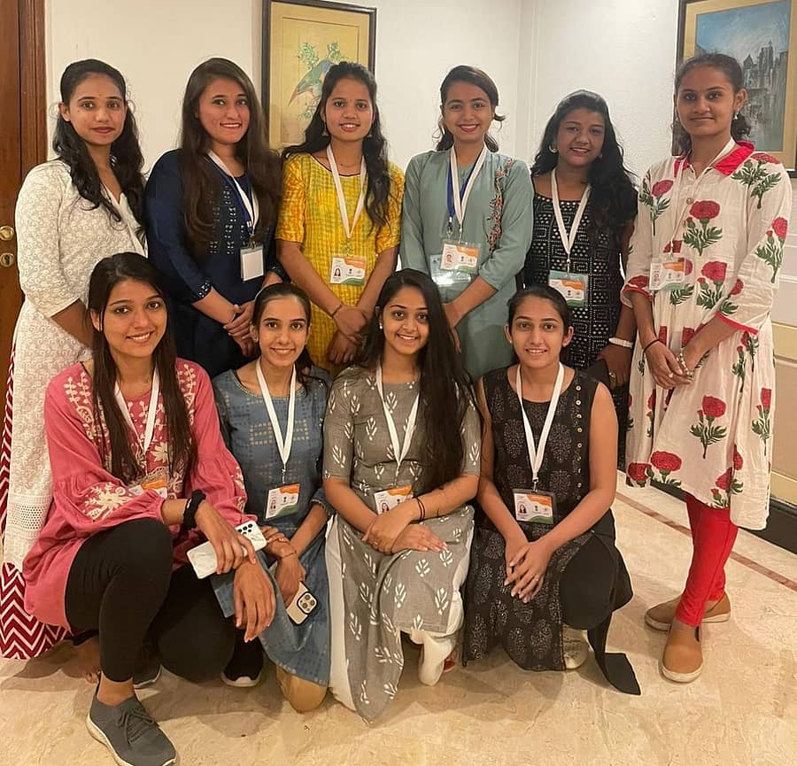 ದೆಹಲಿಯಲ್ಲಿ ಜ. 26ರಂದು ನಡೆಯಲಿರುವ ಗಣರಾಜ್ಯೋತ್ಸವದಲ್ಲಿ ಭರತನಾಟ್ಯಂ ಕಾರ್ಯಕ್ರಮ ನೀಡಲು ಆಯ್ಕೆಯಾಗಿರುವ ಹುಬ್ಬಳ್ಳಿಯ ಮಯೂರ ನೃತ್ಯ ಅಕಾಡೆಮಿಯ ನೃತ್ಯಪಟುಗಳು; (ನಿಂತಿರುವವರು ಎಡದಿಂದ) ಸೋನಾಲ್ ಬದ್ದಿ, ಶಿಲ್ಪಾ ಬುರೆ, ಸಂಗೀತಾ ಜಾಲಹಳ್ಳಿ, ಶ್ರದ್ಧಾ ಬದ್ದಿ, ಯುಕ್ತಾ ಕದಂ, ಶ್ರೀಲಕ್ಷ್ಮಿ ತಾಂಬೆ. (ಕುಳಿತಿರುವವರು ಎಡದಿಂದ) ನೇತ್ರಾ ಬದ್ದಿ, ಪೂಜಾ ವಾಘಮೋಡೆ, ದಿವ್ಯಾ ಸೂಜಿ ಹಾಗೂ ಸಿಂಚನ ರಾಮನಗೌಡ