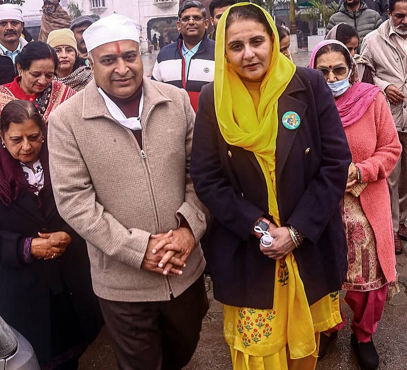 ಪಂಜಾಬ್ ಲೋಕ ಕಾಂಗ್ರೆಸ್ ಮತ್ತು ಬಿಜೆಪಿಯ ಪಟಿಯಾಲ ಗ್ರಾಮೀಣ ಕ್ಷೇತ್ರದ ಜಂಟಿ ಅಭ್ಯರ್ಥಿ ಸಂಜೀವ್ ಶರ್ಮಾ ಅವರು ಮಾಜಿ ಮುಖ್ಯಮಂತ್ರಿ ಅಮರಿಂದರ್ ಸಿಂಗ್ ಅವರ ಮಗಳು ಬೀಬಾ ಜೈ ಇಂದರ್ ಕೌರ್ ಅವರ ಜತೆಗೆ ಪಟಿಯಾಲದ ಗುರುದ್ವಾರ ದುಖ್ನಿವರಣ್ಗೆ ಭಾನುವಾರ ಭೇಟಿ ಕೊಟ್ಟರು ಪಿಟಿಐ ಚಿತ್ರ