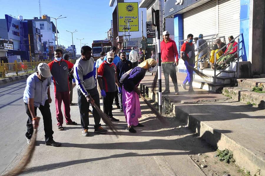 ಹಾಸನದ ಬಿ.ಎಂ ರಸ್ತೆಯಲ್ಲಿ ಭಾನುವಾರ ಹಸಿರುಭೂಮಿ ಪ್ರತಿಷ್ಠಾನ ಹಾಗೂ ಬಿ.ಎಂ. ರಸ್ತೆ ಸೌಂದರೀಕರಣ ಸಮಿತಿಯವರು ಶ್ರಮದಾನ ಮಾಡಿದರು