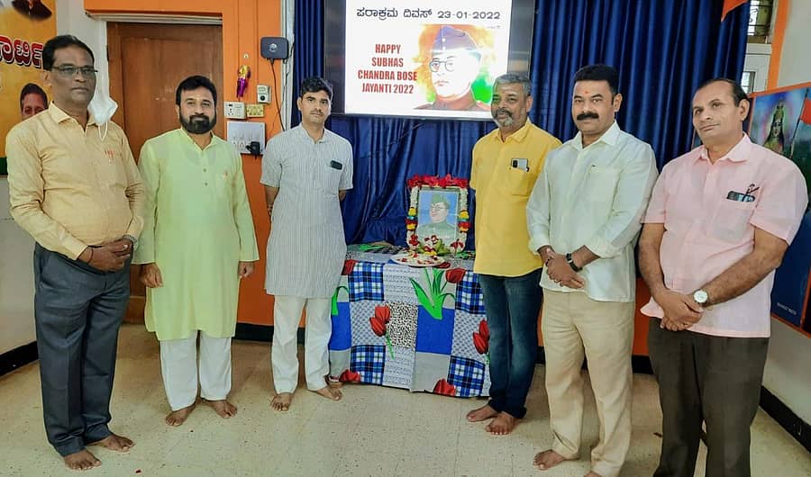 ಹುಬ್ಬಳ್ಳಿಯ ದೇಶಪಾಂಡೆ ನಗರದಲ್ಲಿರುವ ಬಿಜೆಪಿ ಕಚೇರಿಯಲ್ಲಿ ನೇತಾಜಿ ಸುಭಾಸ್ಚಂದ್ರ ಬೋಸ್ ಜನ್ಮ ಜಯಂತಿ ಆಚರಿಸಲಾಯಿತು