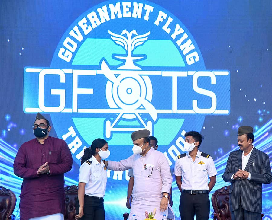 ಜಕ್ಕೂರಿನ ಸರ್ಕಾರಿ ವೈಮಾನಿಕ ತರಬೇತಿ ಸಂಸ್ಥೆಯಲ್ಲಿ ಭಾನುವಾರ ನಡೆದ ನೇತಾಜಿ ಸುಭಾಷ್ಚಂದ್ರ ಬೋಸ್ ಜನ್ಮ ದಿನಾಚರಣೆ ಸಮಾರಂಭದಲ್ಲಿ ಮುಖ್ಯಮಂತ್ರಿ ಬಸವರಾಜ ಬೊಮ್ಮಾಯಿ ಅವರು ಎನ್ಸಿಸಿ ವಿದ್ಯಾರ್ಥಿನಿಯೊಬ್ಬರಿಗೆ ಬೆನ್ನು ತಟ್ಟಿ ಅಭಿನಂದಿಸಿದರು. ಕೇಂದ್ರ ಸಚಿವ ರಾಜೀವ್ ಚಂದ್ರಶೇಖರ್, ಎನ್ಸಿಸಿ ಕಮಾಂಡರ್ ಕನ್ವರ್ ಮತ್ತು ಯವ ಸಬಲೀಕರಣ ಹಾಗೂ ಕ್ರೀಡಾ ಸಚಿವ ಕೆ.ಸಿ. ನಾರಾಯಣಗೌಡ ಇದ್ದರು– ಪ್ರಜಾವಾಣಿ ಚಿತ್ರ