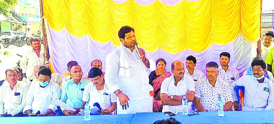 ಕನಕಗಿರಿಯ ಬಿಜೆಪಿ ಕಚೇರಿಯಲ್ಲಿ ನಡೆದ ಕಾರ್ಯಕರ್ತರ ಸಭೆಯಲ್ಲಿ ಶಾಸಕ ಬಸವರಾಜ ದಢೇಸೂಗೂರು ಮಾತನಾಡಿದರು