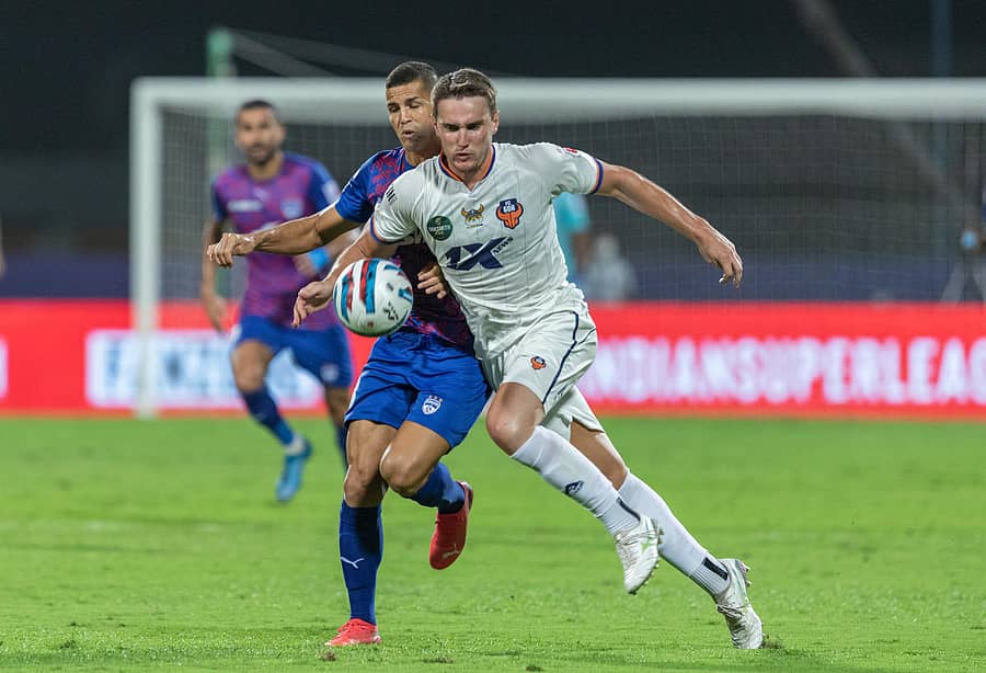 ಎಫ್ಸಿ ಗೋವಾದ ಡೈಲನ್ ಫಾಕ್ಸ್ ಮತ್ತು ಬಿಎಫ್ಸಿಯ ಕ್ಲೀಟನ್ ಸಿಲ್ವಾ ಚೆಂಡಿನ ಮೇಲೆ ಹಿಡಿತ ಸಾಧಿಸಲು ಪ್ರಯತ್ನಿಸಿದರು