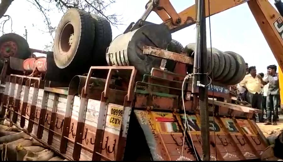 ಹಾವೇರಿ ತಾಲ್ಲೂಕಿನ ಕೊರಡೂರು ಗ್ರಾಮದ ಬಳಿ ಸೋಮವಾರ ಮೆಕ್ಕೆಜೋಳ ತುಂಬಿದ್ದ ಲಾರಿ ಪಲ್ಟಿಯಾಗಿರುವ ದೃಶ್ಯ