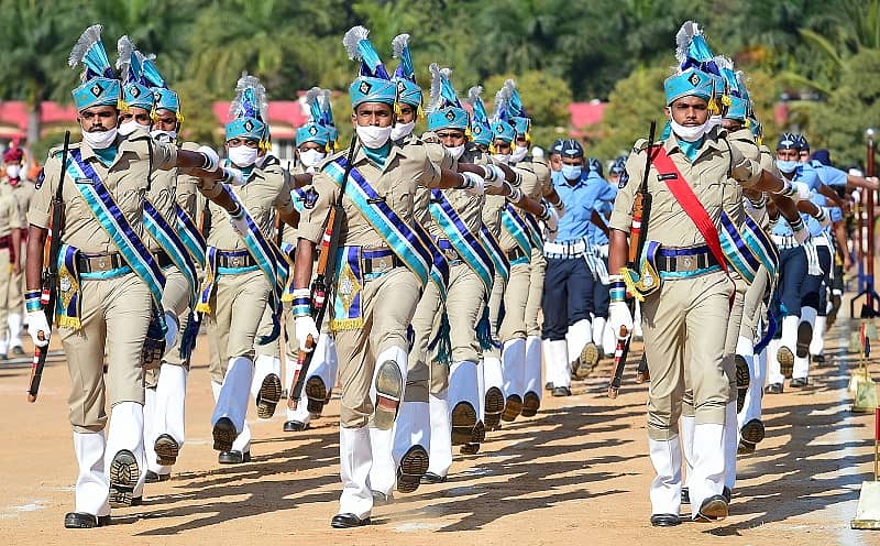 ಗಣರಾಜ್ಯೋತ್ಸವದ ಪಥಸಂಚಲನದಲ್ಲಿ ಪಾಲ್ಗೊಳ್ಳಲಿರುವ ಆಂಧ್ರಪ್ರದೇಶ ವಿಶೇಷ ಪೊಲೀಸ್ ಪಡೆಯ ಸಿಬ್ಬಂದಿ ಮಾಣೇಕ್ ಷಾ ಪರೇಡ್ ಮೈದಾನದಲ್ಲಿ ಸೋಮವಾರ ತಾಲೀಮು ನಡೆಸಿದರು