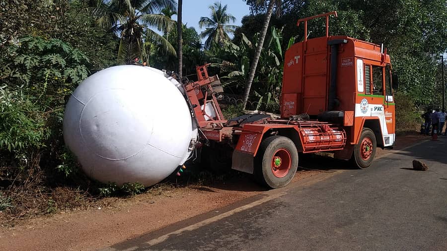 ಕುಮಟಾದಲ್ಲಿ ಅನಿಲ ಟ್ಯಾಂಕರ್ ಪಲ್ಟಿ: ತಪ್ಪಿದ ಅಪಾಯ