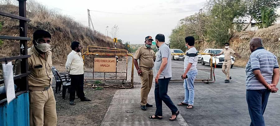 ಅಫಜಲಪುರ ತಾಲ್ಲೂಕಿನ ಬಳೂರ್ಗಿ ಗ್ರಾಮದ ಚೆಕ್‌ಪೋಸ್ಟ್‌ನಲ್ಲಿ ಮಹಾರಾಷ್ಟ್ರದ ಪ್ರಯಾಣಿಕರು ಹಾಗೂ ಅಧಿಕಾರಿಗಳ ಮಧ್ಯೆ ವಾಗ್ವಾದ ನಡೆಯಿತು