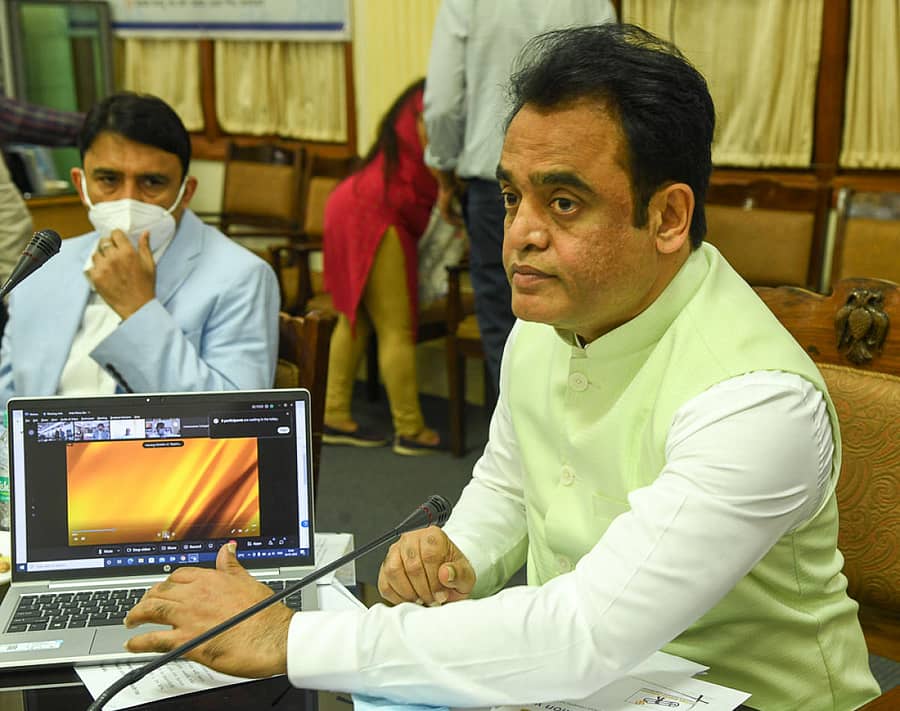 ‘ಇ-–ಸಹಮತಿ’ ತಂತ್ರಾಂಶಕ್ಕೆ ಉನ್ನತ ಶಿಕ್ಷಣ ಸಚಿವ ಡಾ.ಸಿ.ಎನ್. ಅಶ್ವತ್ಥನಾರಾಯಣ ಚಾಲನೆ ನೀಡಿದರು. ಇಲಾಖೆಯ ಹೆಚ್ಚುವರಿ ಕಾರ್ಯದರ್ಶಿ ಕುಮಾರ್ ನಾಯಕ್‌ ಇದ್ದರು